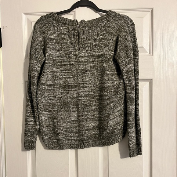 Gray Knit Sweater Size M Classy Minimalist Winter Layering - Picture 2 of 5